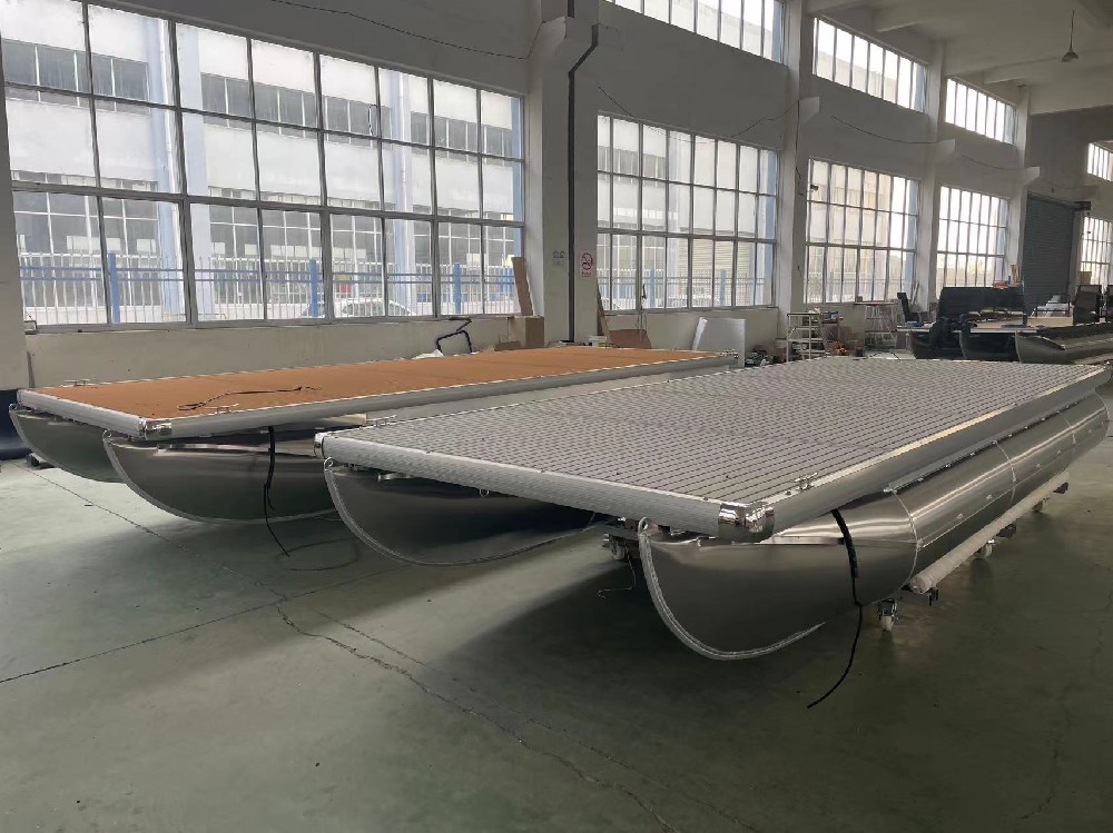 Deck boat